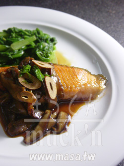 簡單料理食譜-Quick&Clean Lunch!!煎鮭魚香菇醬