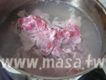 豬肉放入煮沸水裡
