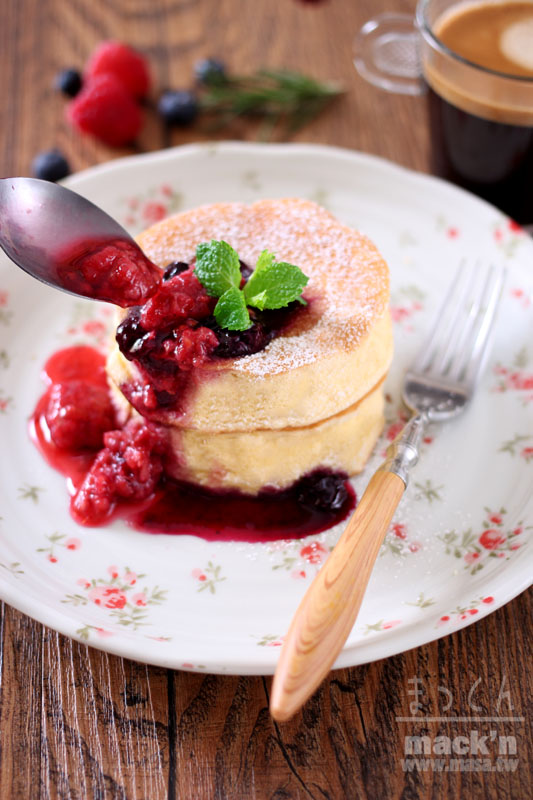 蛋糕食譜,早餐食譜-Super鬆軟Souflee Style Pancake with 雙莓醬